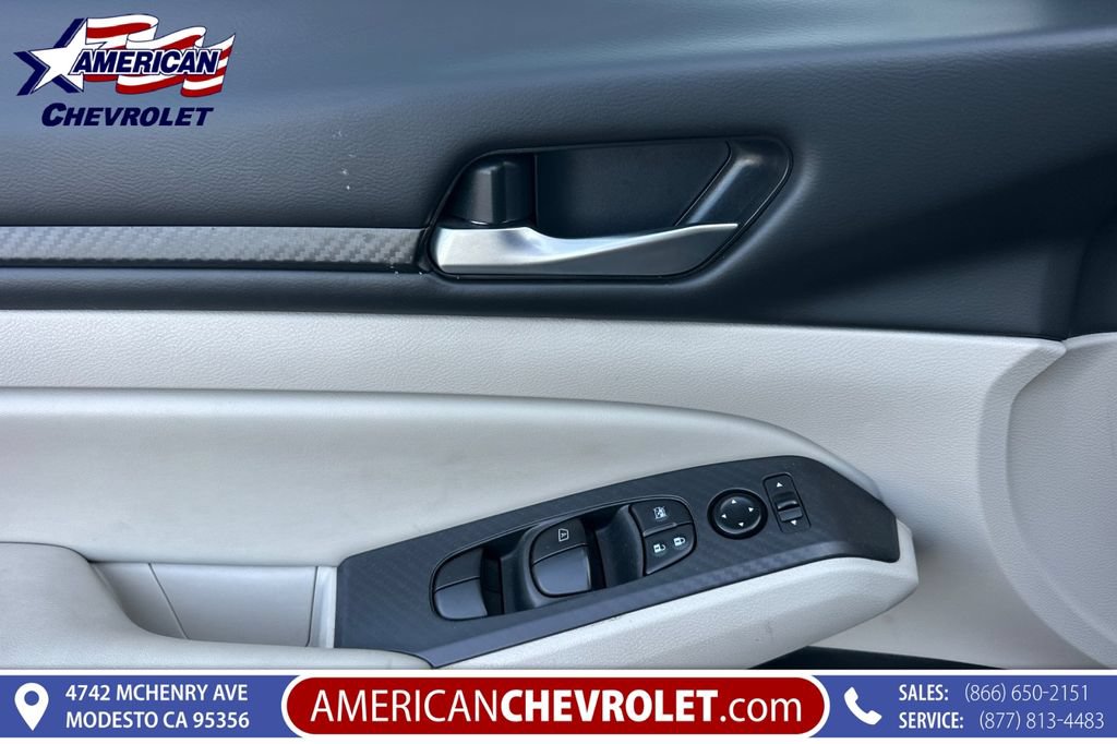 Used 2025 Nissan Altima 2.5 SV FWD image 11