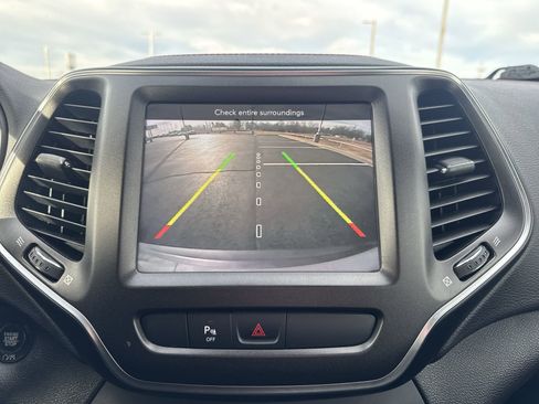 Used 2019 Jeep Cherokee Trailhawk w/ Cold Weather Group image 16