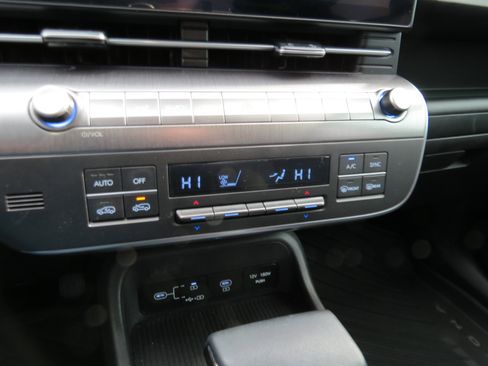 Used 2025 Hyundai Kona SEL image 17