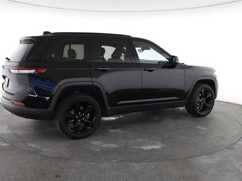 Used 2023 Jeep Grand Cherokee Altitude image 13