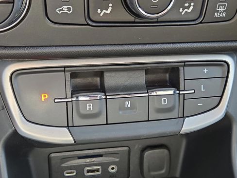 Used 2024 GMC Terrain SLT image 23