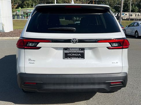 Used 2024 Toyota Grand Highlander XLE image 4