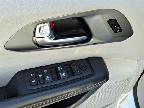 Used 2022 Chrysler Pacifica Touring-L image 13
