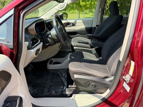Used 2017 Chrysler Pacifica Touring FWD image 8