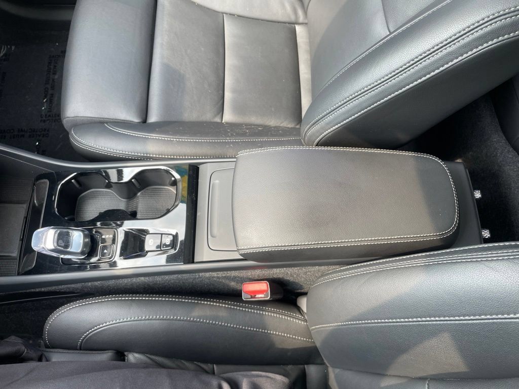 Used 2025 Volvo XC40 B5 Plus AWD/4WD image 22