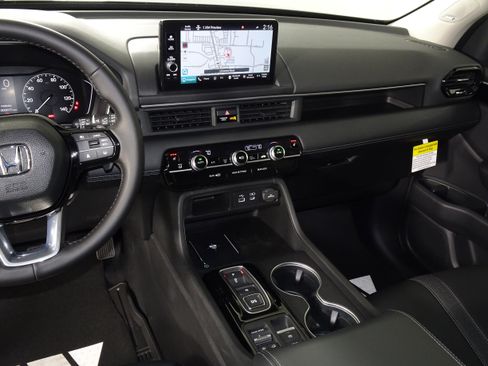 New 2025 Honda Pilot Touring image 8