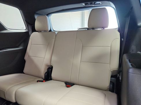 Used 2023 Chevrolet Traverse Premier FWD image 12