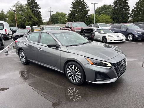 Used 2025 Nissan Altima 2.5 SV FWD image 2