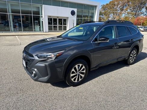 Used 2023 Subaru Outback Premium image 3
