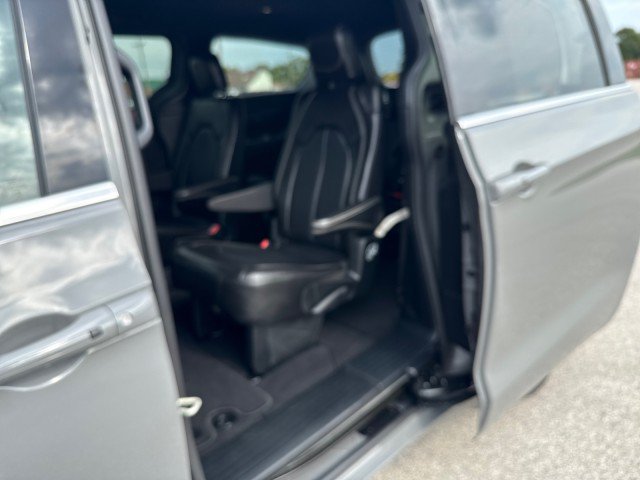 Used 2025 Chrysler Pacifica Select FWD image 23
