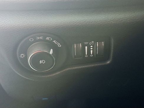 Used 2026 Chrysler Pacifica Select image 13