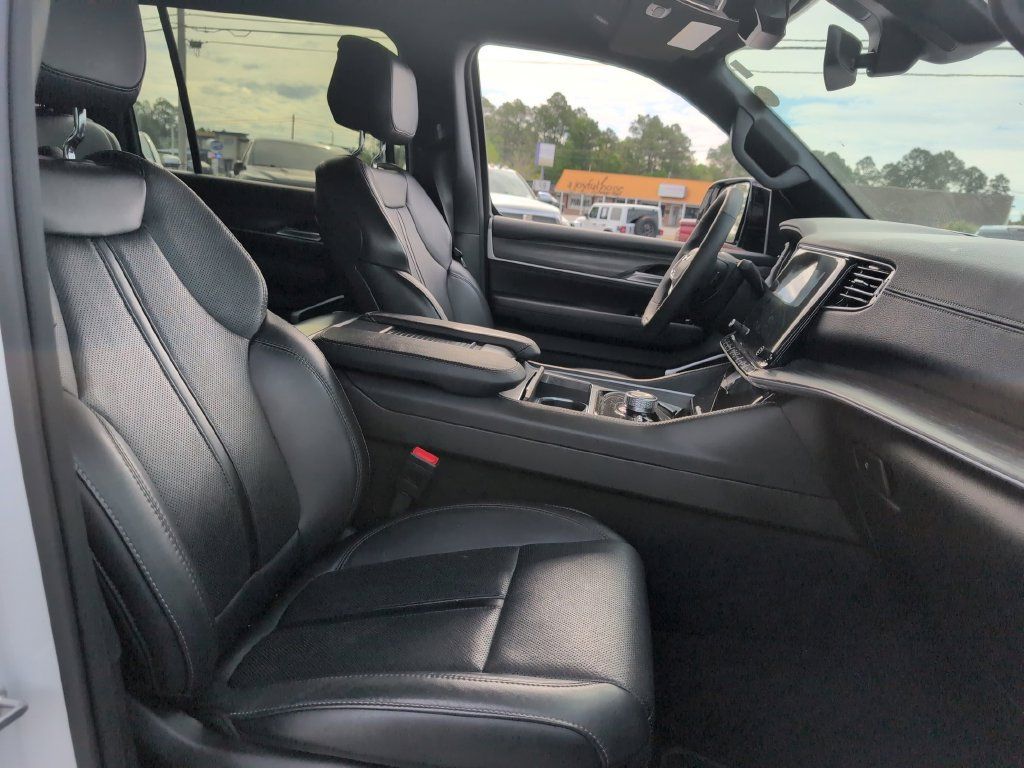 Used 2024 Jeep Wagoneer Series III AWD/4WD image 32