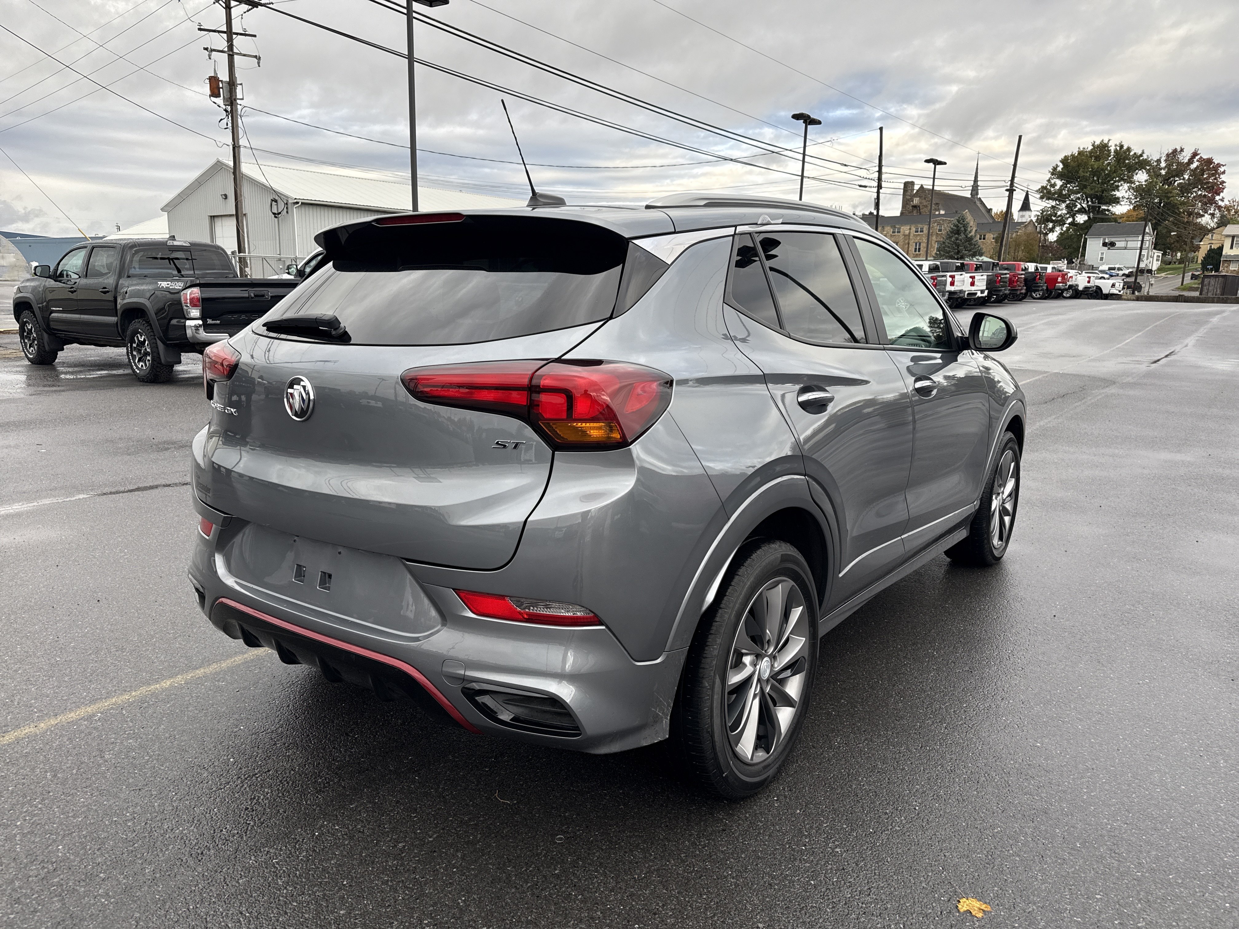 Used 2022 Buick Encore GX Select w/ Sport Touring Package FWD image 3