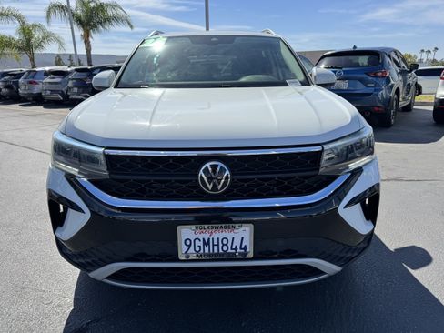 Used 2023 Volkswagen Taos SE w/ Panoramic Sunroof Package FWD image 3