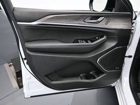 Used 2024 Jeep Grand Cherokee Overland image 28