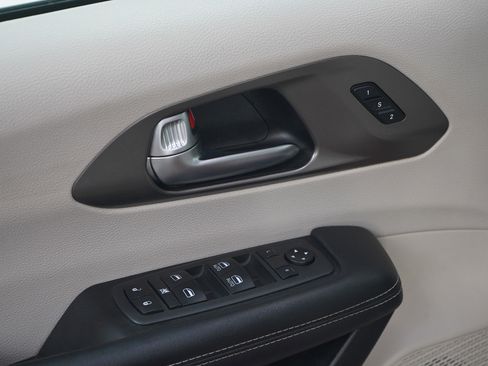 Used 2021 Chrysler Pacifica Touring-L image 23