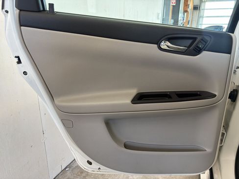 Used 2009 Chevrolet Impala LTZ FWD image 34