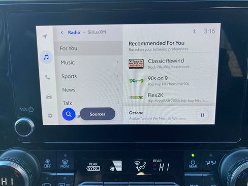 Used 2023 Toyota Highlander LE image 39