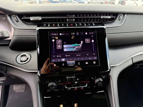 New 2025 Jeep Grand Cherokee Altitude image 18