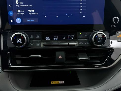 Used 2023 Toyota Highlander XLE FWD image 26