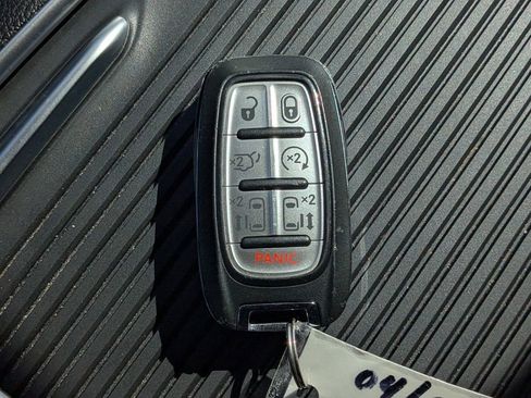 Used 2023 Chrysler Pacifica Limited image 33