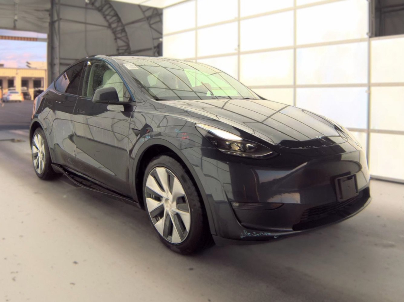 Used 2024 Tesla Model Y Long Range AWD/4WD image 3