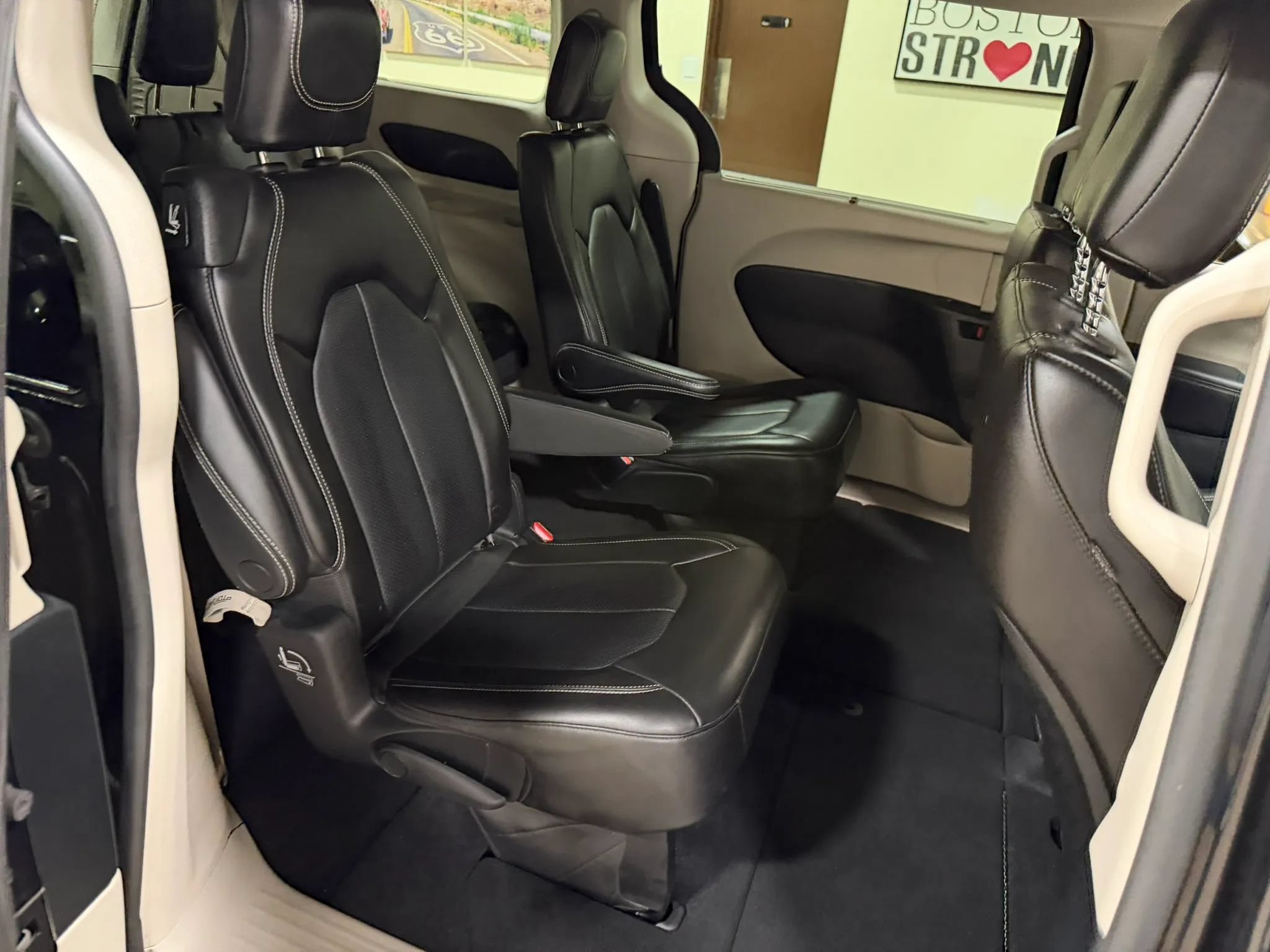 Used 2023 Chrysler Pacifica Touring-L FWD image 32