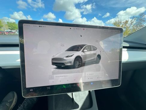 Used 2024 Tesla Model Y Long Range AWD/4WD image 31