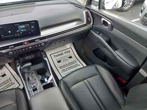 Used 2025 Kia Sorento S image 18
