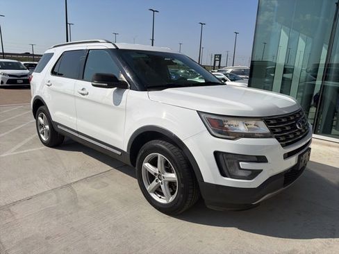 Used 2017 Ford Explorer XLT w/ Equipment Group 202A image 3