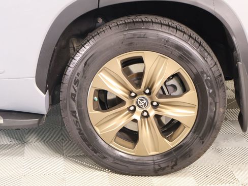 Used 2022 Toyota Highlander Bronze Edition FWD image 20