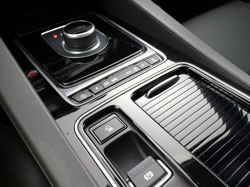 Used 2020 Jaguar F-PACE Premium image 60