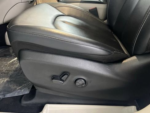 Used 2024 Chrysler Pacifica Touring-L FWD image 51