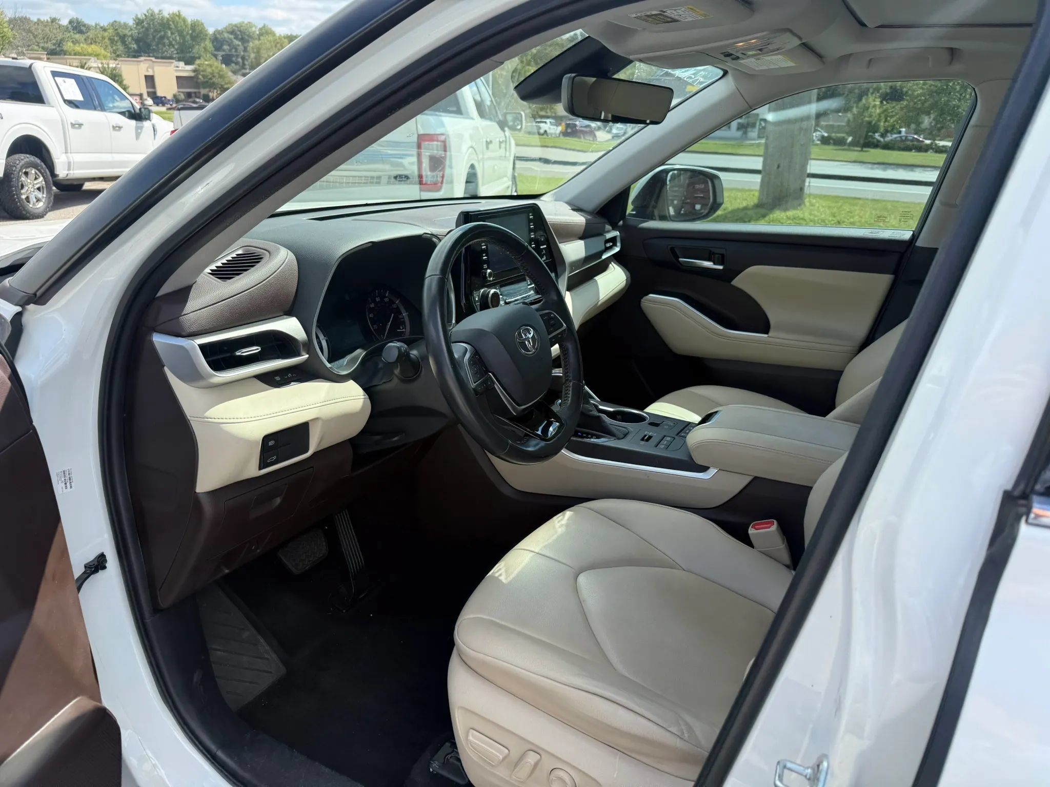 Used 2020 Toyota Highlander XLE AWD/4WD image 5