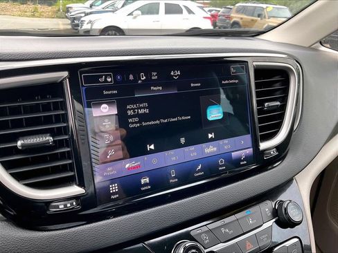 Used 2023 Chrysler Pacifica Touring-L FWD image 22