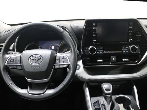 Used 2022 Toyota Highlander XLE image 13