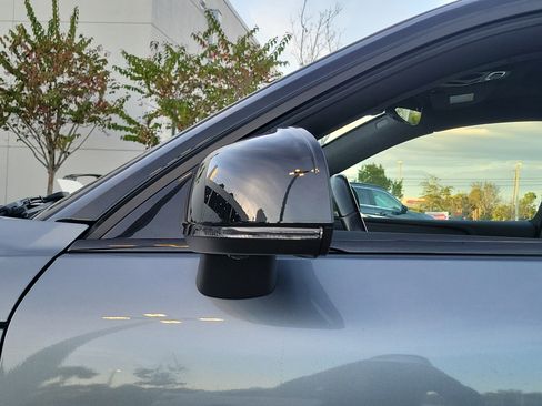 Used 2019 Volvo XC40 T5 R-Design image 9