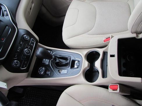 Used 2019 Jeep Cherokee Latitude w/ Cold Weather Group image 23