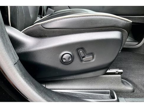 Used 2025 Chrysler Pacifica Limited FWD image 48