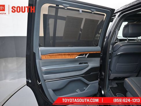 Used 2022 Jeep Grand Wagoneer Series III AWD/4WD image 31