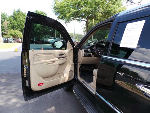Used 2013 Cadillac Escalade EXT Luxury AWD/4WD image 25