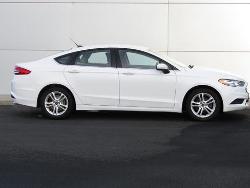 Certified 2018 Ford Fusion SE image 3