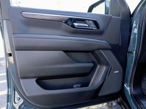 Used 2025 Chevrolet Suburban Z71 w/ Comfort Package image 21