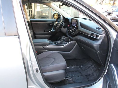 Used 2021 Toyota Highlander L FWD image 10