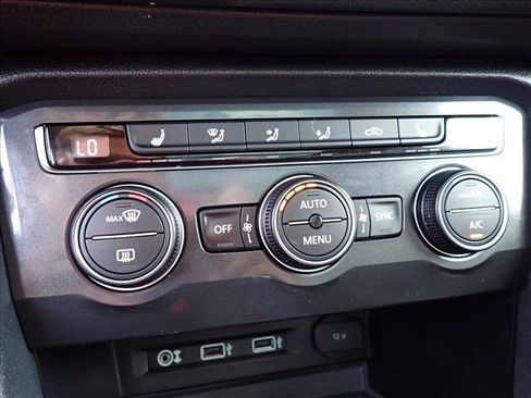 Used 2018 Volkswagen Tiguan SEL AWD/4WD image 22