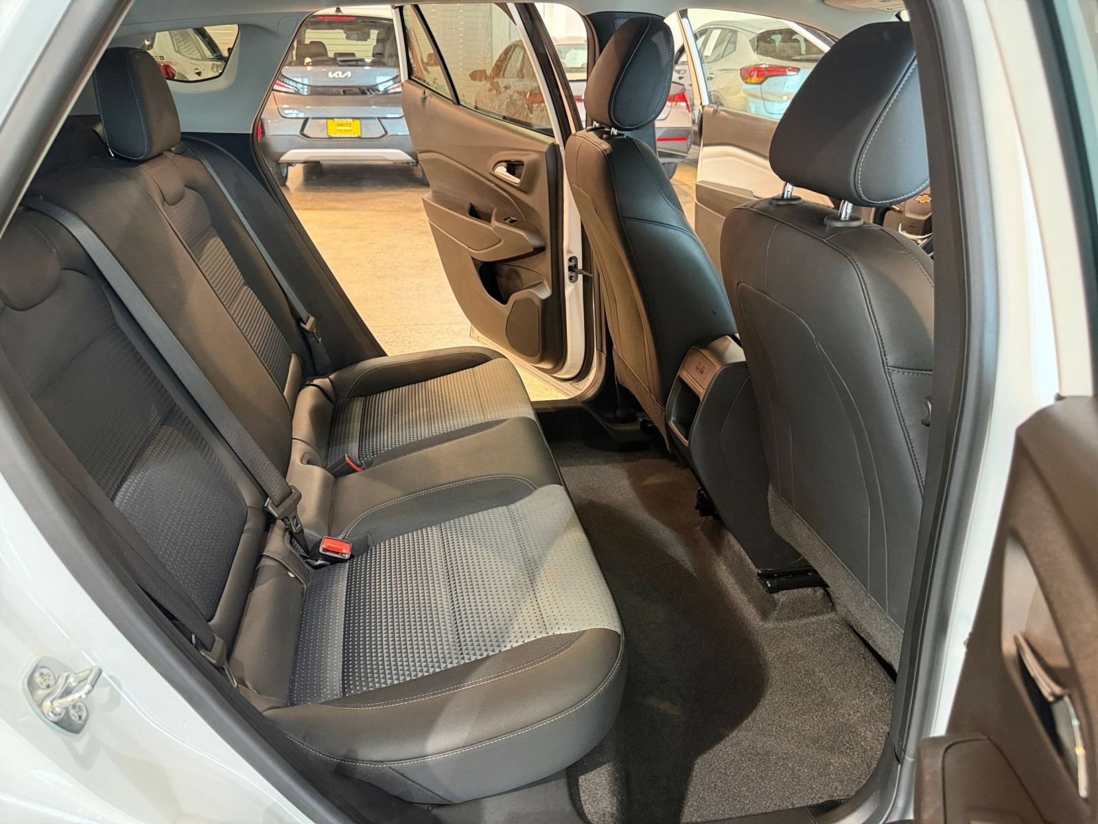 Used 2025 Chevrolet Trax LT w/ LT Convenience Package FWD image 35