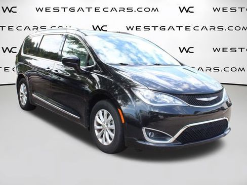 Used 2018 Chrysler Pacifica Touring-L FWD image 39