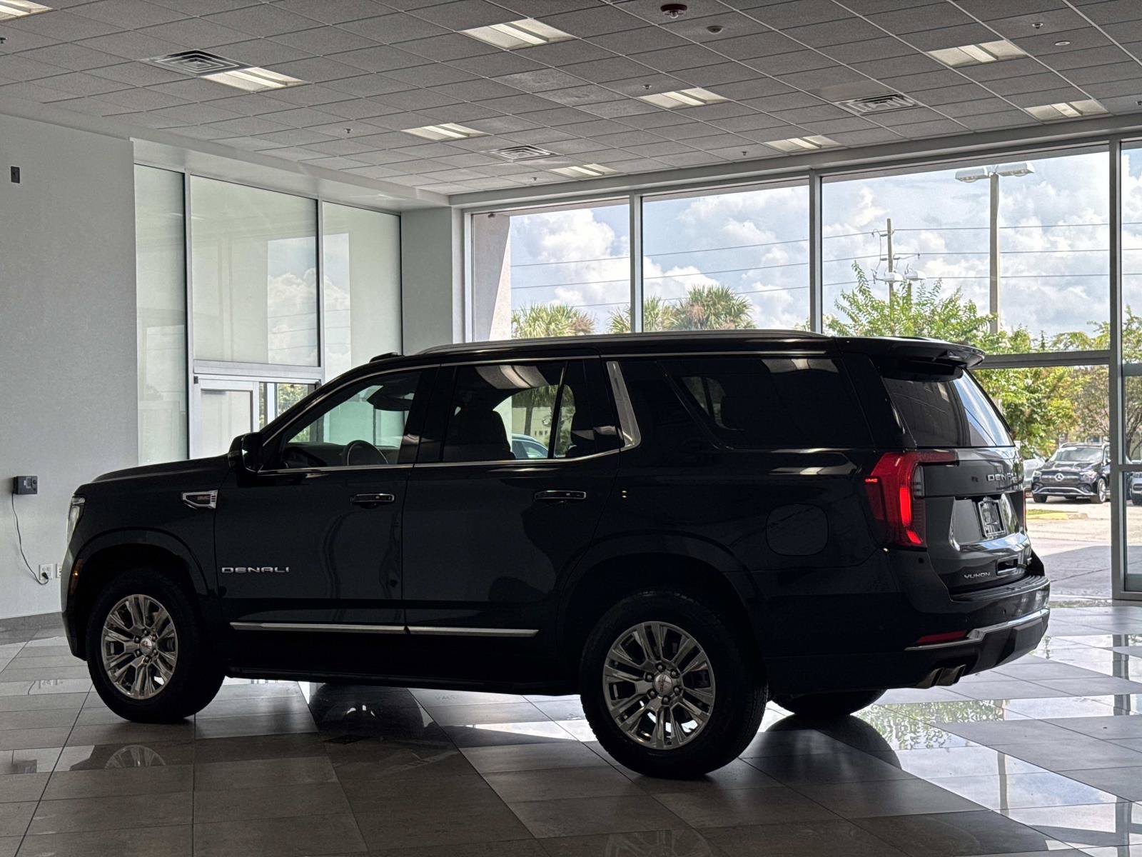 Used 2025 GMC Yukon Denali RWD image 26