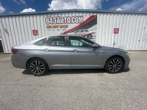 Used 2025 Volkswagen Jetta SE FWD image 9