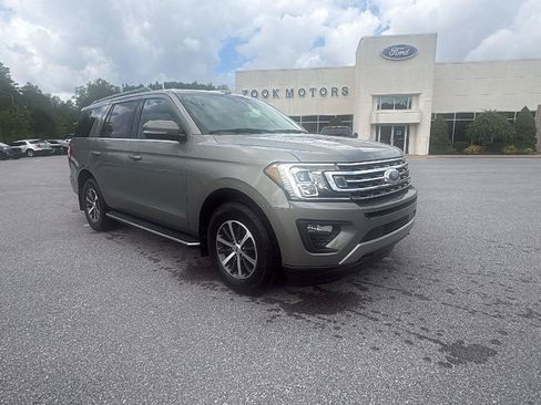Used 2019 Ford Expedition XLT w/ Equipment Group 202A AWD/4WD image 2